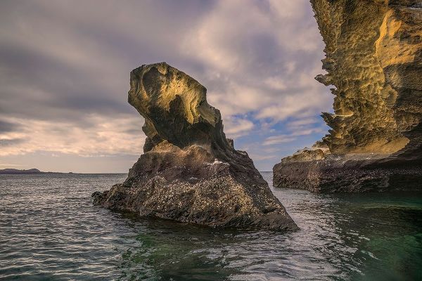 Jones, Adam 아티스트의 Rock formation off Bartholomew Island-Galapagos Islands-Ecuador작품입니다.